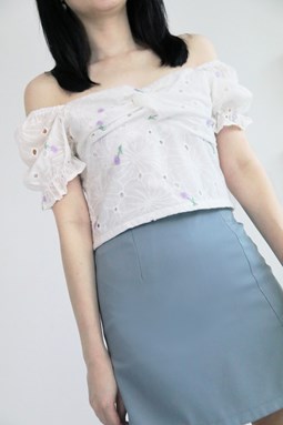 FLORAL EMBROIDERED FRONT TWIST EYELET TOP IN LILAC FLORAL