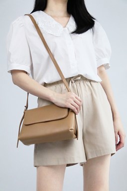 FRONT FLAP STRUCTURED SLING BAG IN NUDE