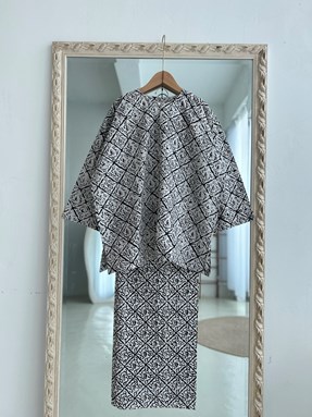 KURUNG BATIK FATEEMA ( White Square )
