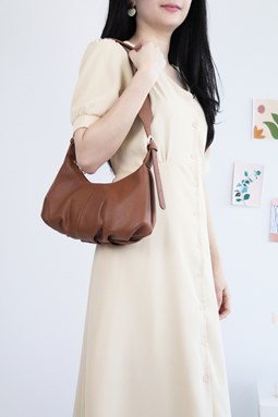 CLOUD SLING BAG IN BROWN