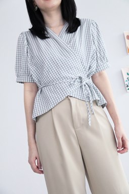 CHECKERED WRAP TOP IN GREY