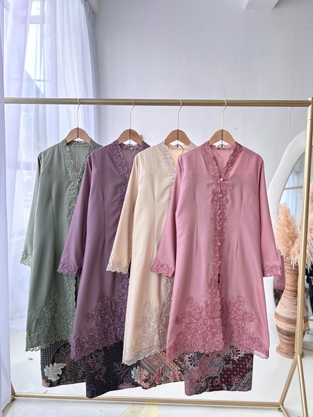KEBAYA KARTIKA ( with BATIK LILIT )