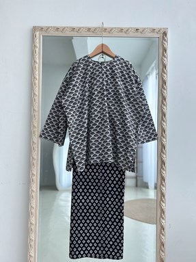 KURUNG BATIK FATEEMA ( White Black Shell )