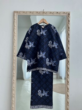 KURUNG BATIK FATEEMA ( Navy Blue Flower )