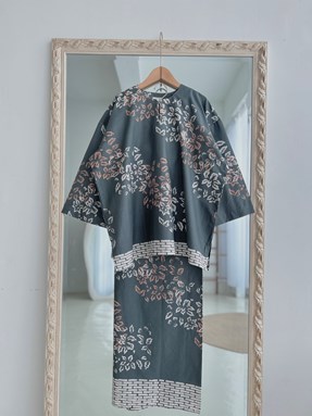 KURUNG BATIK FATEEMA ( Grey white leave )