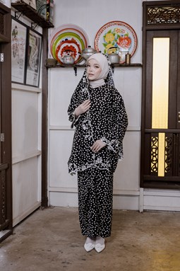 KURUNG CENDANA  ( Black Polka )