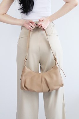 CLOUD SLING BAG IN NUDE