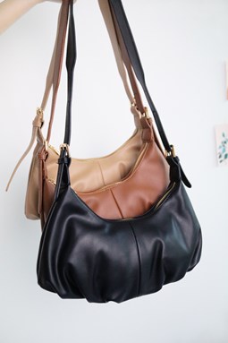 CLOUD SLING BAG IN BLACK