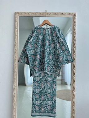 KURUNG BATIK FATEEMA ( Green Brown Flower )