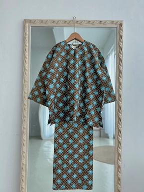 KURUNG BATIK FATEEMA ( Olive Flower Square )