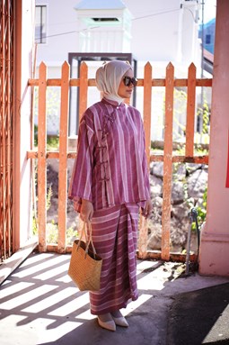 KUEH LAPIS KURUNG ( Burgundy  )