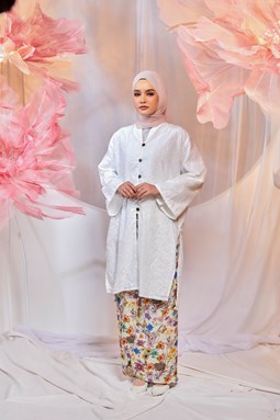 KURUNG CHE KUNTOM ( White Flower Blue )