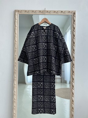 KURUNG BATIK FATEEMA ( Black Square )