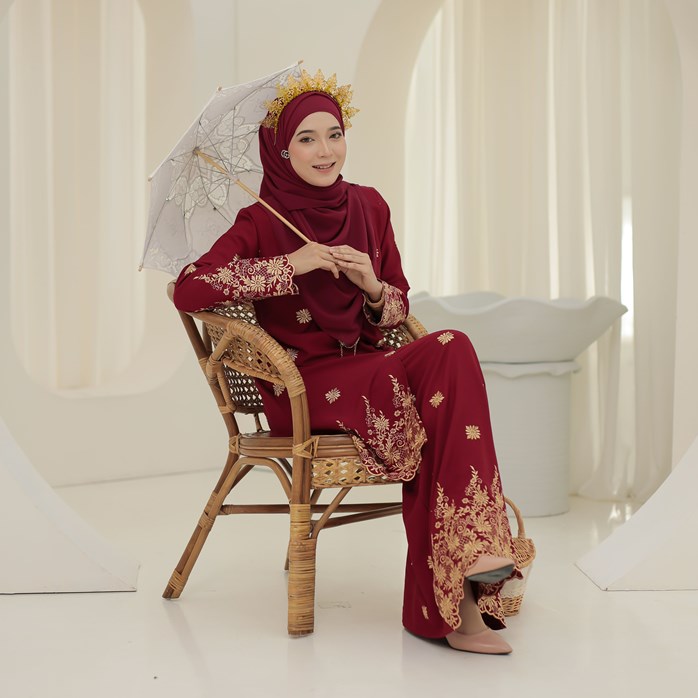 Kurung Sulam Dang Anum 2.0 – Maroon Red