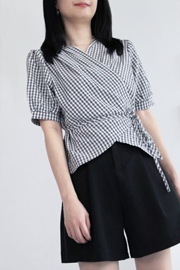 CHECKERED WRAP TOP IN BLACK