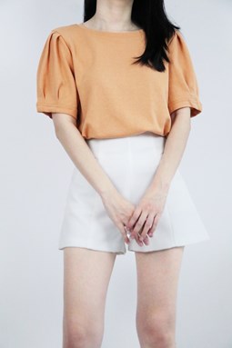PUFFED SLEEVES BASIC TOP IN APRICOT